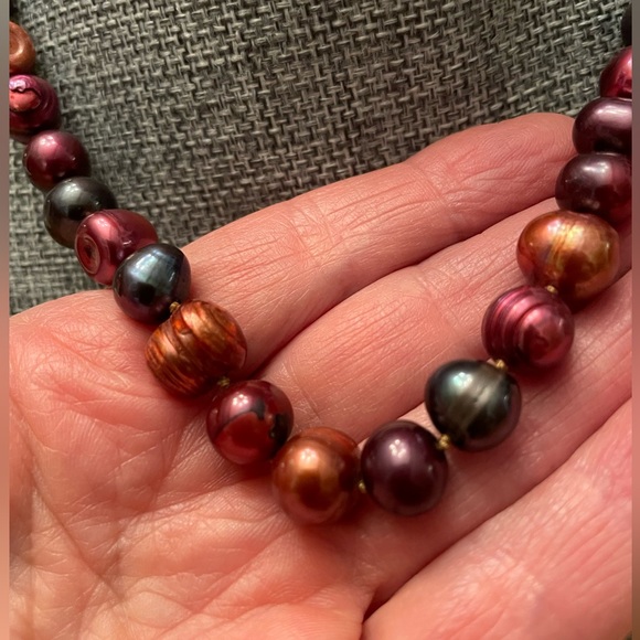 Cultured variegated colored pearl necklace.  Hand strung and tied. With earrings - Picture 5 of 8